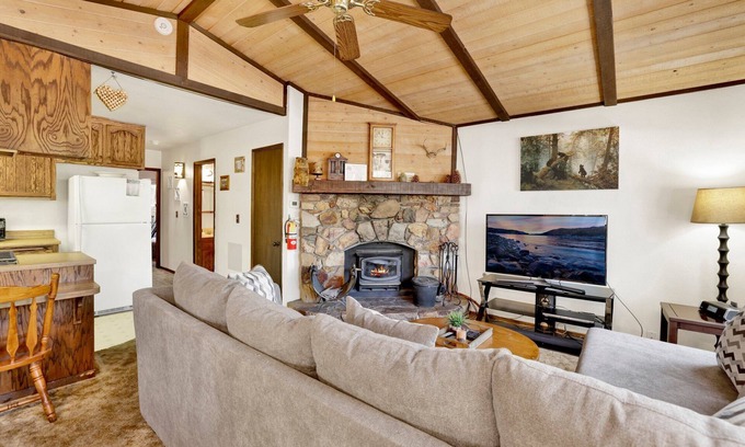 Summit Estates Cabin | Bearadise Cottage Big Bear- Hot Tub- Foosball- Central