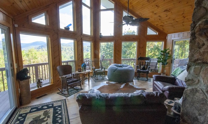 Blairsville Cabin | Bearadise Ridge. Awesome Mountain Views, Hot Tub, Game Room and so much more