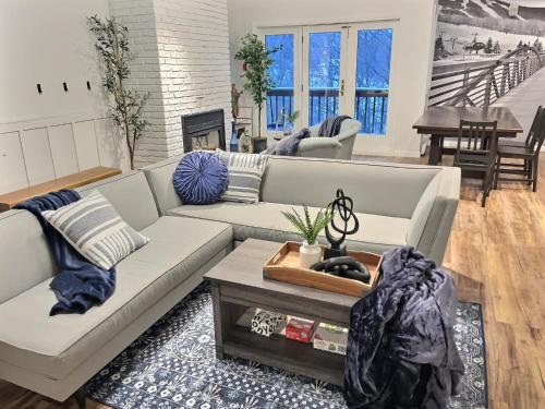 Central Vermont- Killington Apartment | BearQuad AC Pool Tennis Close to Resort Biking