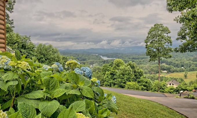 Hayesville Cabin | Bears Eye View - by Chatuge Home Concierge lake and mountain views