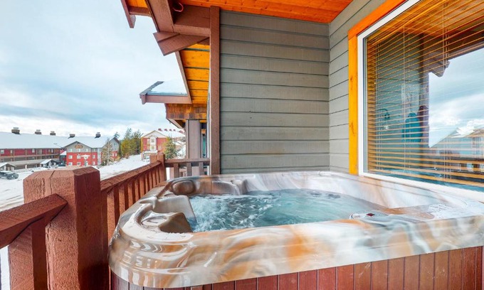 Big White Ski Resort House | Bears Paw 5