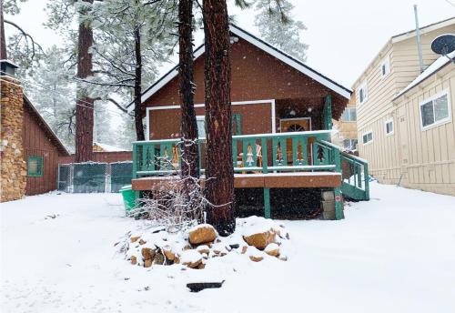 Big Bear Lake House | Beary Cozy Lodge - Close to the lake, village and more! Modern aesthetics meet mountain charm!