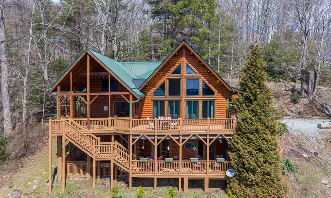 Foscoe House | Beary Relaxing Cabin - Big views, two kitchens, hot tub, game table