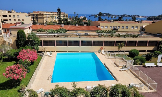 Beaulieu-sur-Mer Apartment | Beaulieu, 3 air conditioned rooms, terrace, sea view, swimming pool and parking