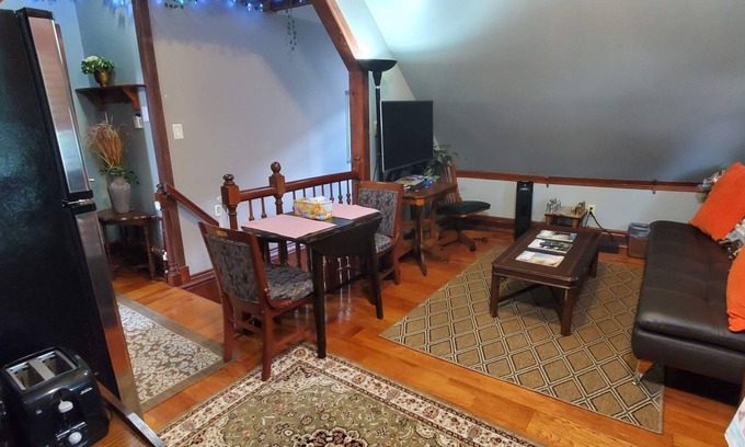 Near Eastside House | Beautiful 1 Bedroom Loft with big jetted tub and shower also on-site parking !