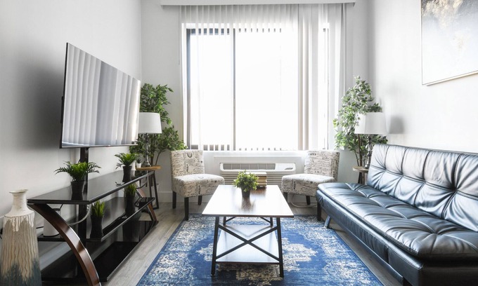 Elizabeth Apartment | Beautiful 1BR Close to Airport 5755