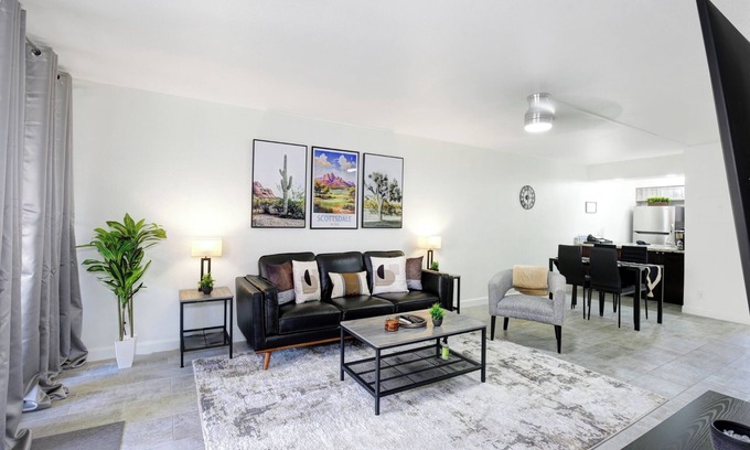 South Scottsdale Condo | Beautiful 1st floor poolside 2-bedroom condo 5 min walk to Old Town Scottsdale.