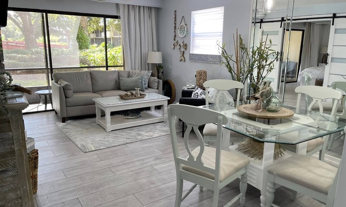 Park Shore Condo | Beautiful 2 bed 2 bath unit centrally located in Naples