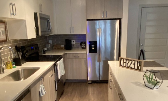 East Side Apartment | Beautiful 2 bedroom 2 bathroom with free parking