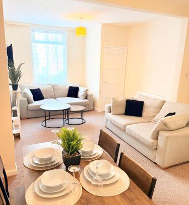 Hull Apartment | Beautiful 2 bedroom fully equipped property 5-G WiFi, smart TV