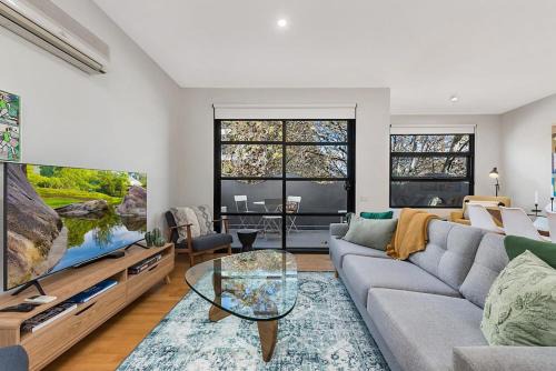 Collingwood Apartment | Beautiful 2-Storey Unit with Balcony near Smith St