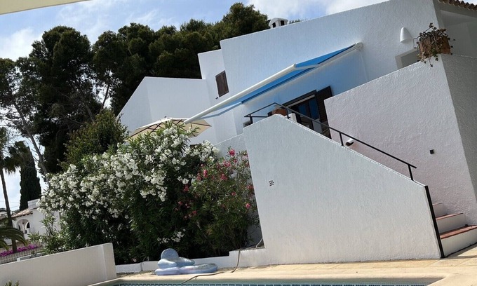 Moravit House | Beautiful 250 m2 architect-designed house with sea view, swimming pool and large garden