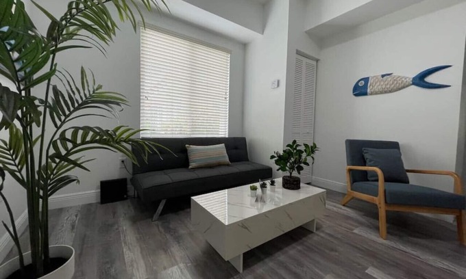 Ludlam Apartment | Beautiful 2bed/1 bath apt w/parking great location