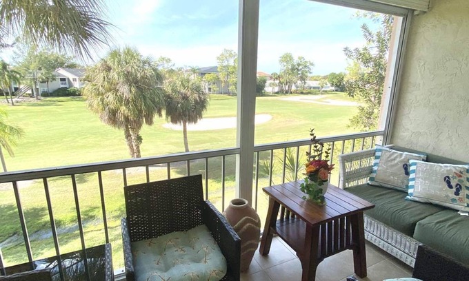 Central Naples Condo | Beautiful 2bed 2 bath condo in the heart of Naples with great golf course view