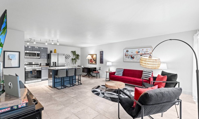 Southside Apartment | Beautiful 2BR 1 Bath in West Palm Beach/5 min to beach