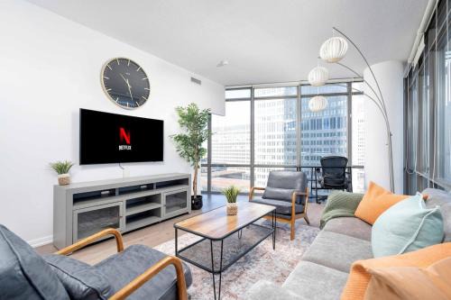 Bay Cloverhill Apartment | Beautiful 2BR 2BA w 4 Beds Near Yorkville Bloor