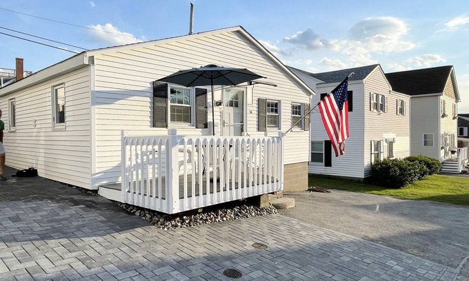 Hampton Cottage | BEAUTIFUL 2BR Cottage on Boars Head in Hampton Beach!