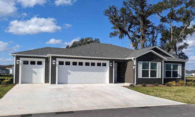 Wildwood House | Beautiful 3/2 Open Space and Dog Friendly in The Villages
