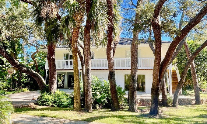 Tarpon Springs House | Beautiful 3/2 w/pool 5 min to beach ! Discount p/mo if affected by Hurricanes