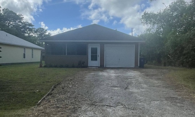 Florida Ridge House | Beautiful 3/2 with screen-in porch 10 minutes away from the beach.