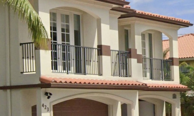 Croissant Park House | Beautiful 3 bedroom Townhome near Fort Lauderdale Beach, Airport, and Los Olas !