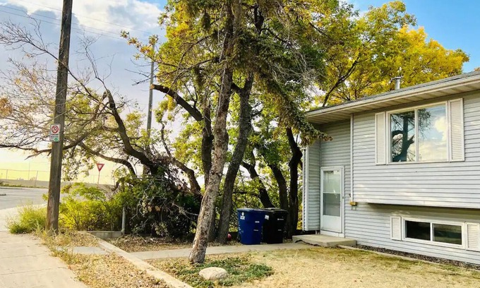 Saskatoon House | Beautiful 3-bedroom townhouse with free parking