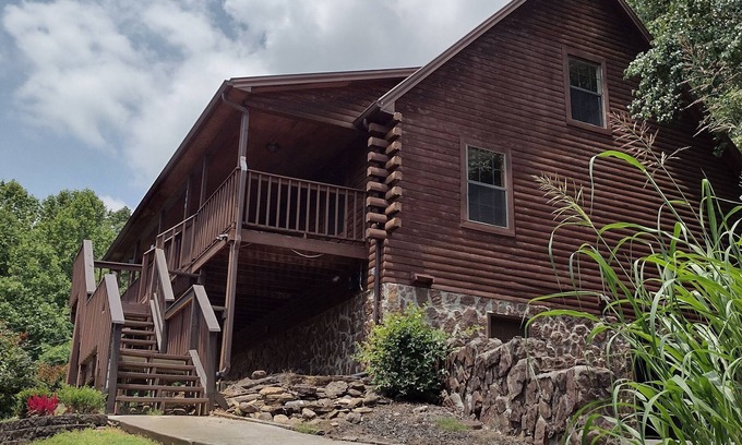 Mooresburg House | Beautiful 3-bedroom log cabin in wonderful Mooresburg TN on gated 2 plus acres.