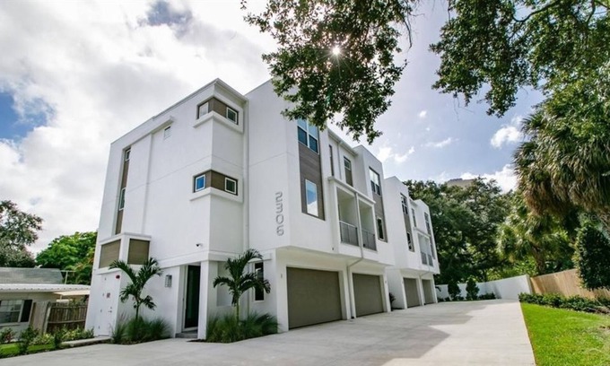 Bayshore Gardens House | Beautiful 3 Br. Townhome (422381) by Houzlet