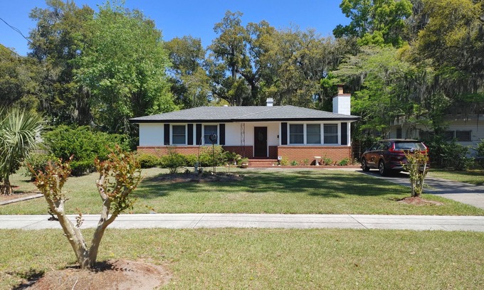 Brunswick House | Beautiful 3bd home with LARGE deck!