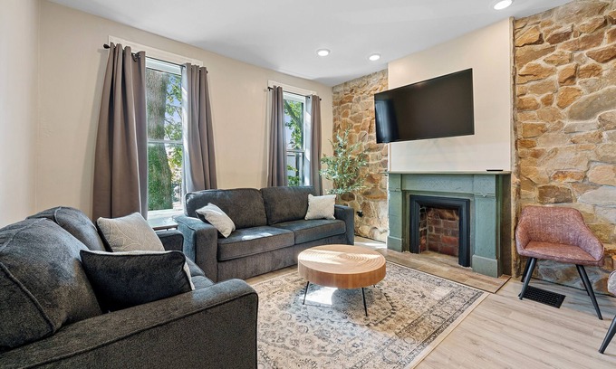 Italian Village House | Beautiful 3BR/2.5 BTH PERFECT location in Short North/Campus w/HUGE 4 car garage