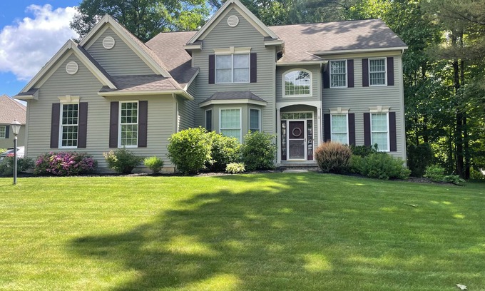 Saratoga Springs House | Beautiful 4 bdrm home-Great location-minutes to track,downtown, golf-lake access