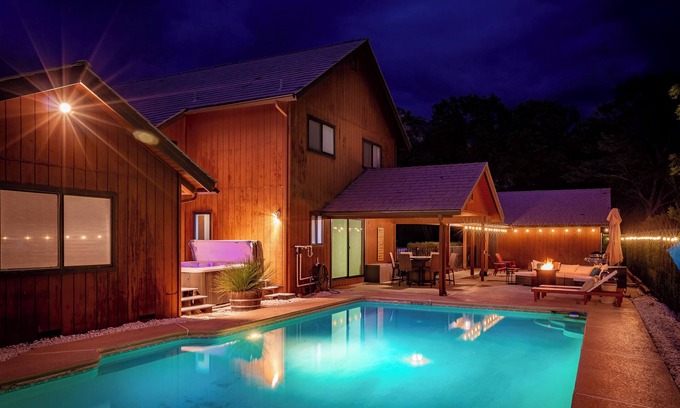 Three Rivers House | Beautiful 4-bedroom close to Sequoia Nat’l Park w/WiFi, Pool, Spa, Pet Friendly