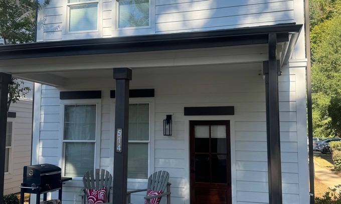 Oxford Condo | Beautiful 4-bedroom 4.5 bath Condo Less than 2 miles from Campus and the Square