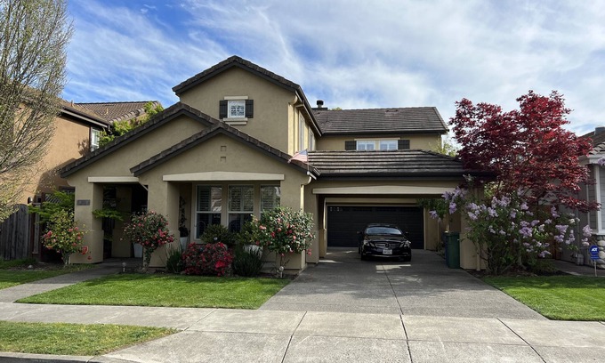Windsor House | Beautiful 4 bedroom home w/luxurious furnishings