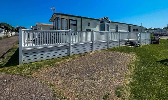 Walton on the Naze House | Beautiful 4 berth caravan with decking at Naze Marine Park ref 17013HP