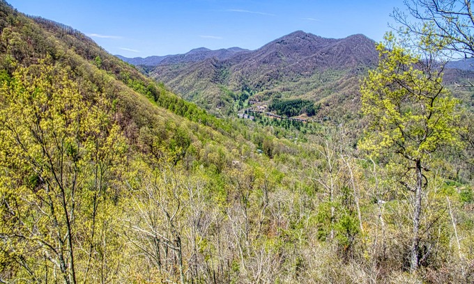 Maggie Valley Cabin | Beautiful 4 BR/3.5 BA + Loft, Hot-Tub, Valley Views, Covered Porch, Wi-Fi