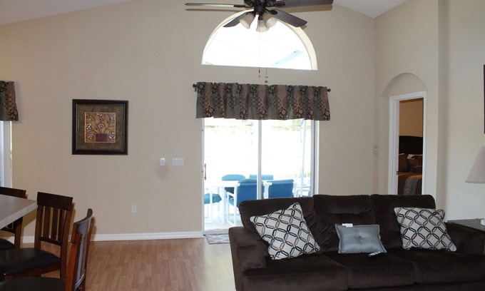 Highgate Park House | *Beautiful 4bd/4bth Home W/Pool&Hotub 9Miles Away From Attractions*