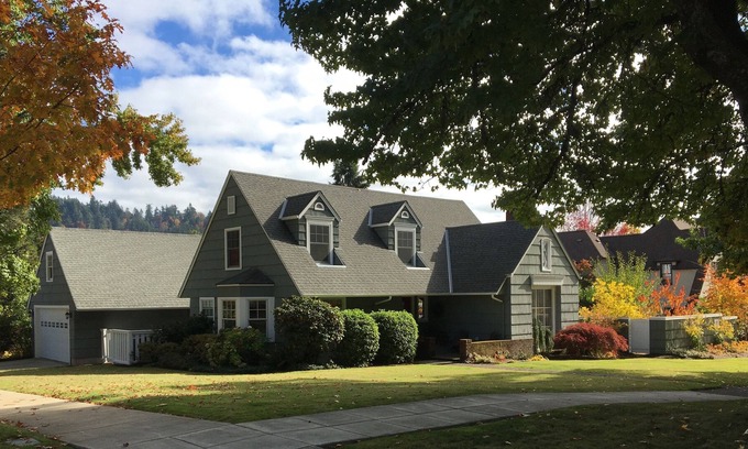 Amazon House | Beautiful 5-star home in premier location near Hayward Field, Univ. of Oregon