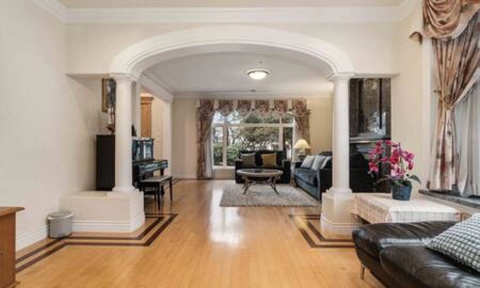 Oakridge House | Beautiful 6 BD House in a Desirable Neighborhood