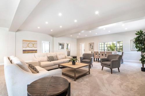 Beverlywood Villa | Beautiful 6BR Family 2-Story Villa With Large Backyard and Outdoor Kitchen