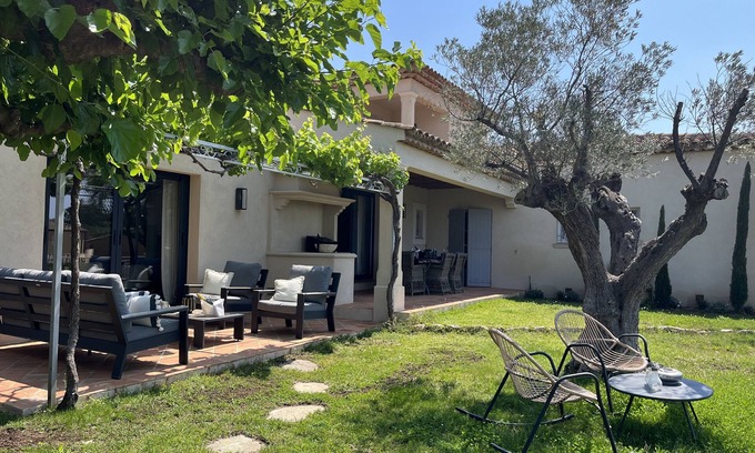 La Nartelle Villa | BEAUTIFUL AIR-CONDITIONED VILLA WITH POOL CLOSE TO THE BEACHES AND TOWN CENTER