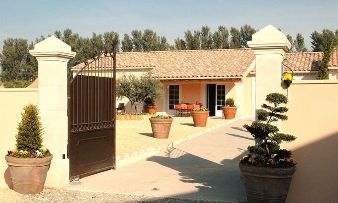 Carpentras Villa | Beautiful and comfortable villa with beautiful heated pool
