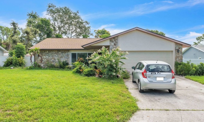 Lakewood Estates House | beautiful and safe golf neighborhood.n 10 minute from downtown and the beach