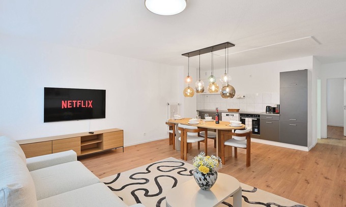 Elberfeld-Mitte Apartment | Beautiful and Spacious 4-room Apt in Wupper City Center With Kitchen, Free Wifi