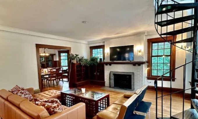 Upper East Side Apartment | Beautiful and Spacious 3BR plus Garage