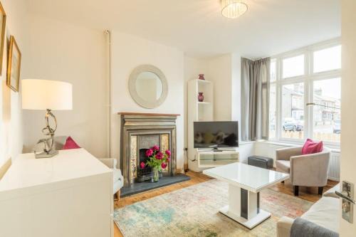 Cambridge House | Beautiful and Spacious Cambridge Home with Free Parking & Garden!