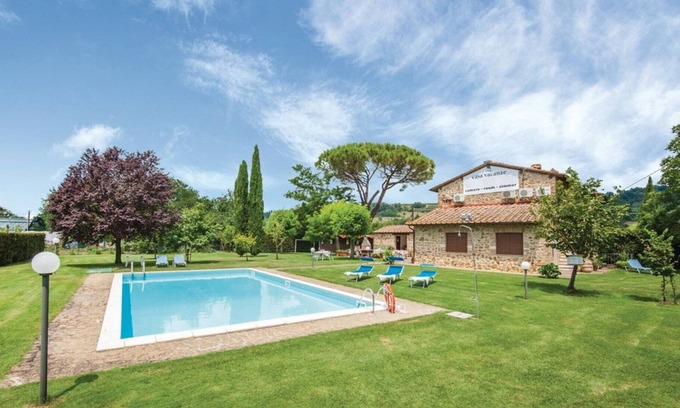 Poggiarello Villa | Beautiful apartment in villa for 4 guests with A/C, pool and TV, close to Siena