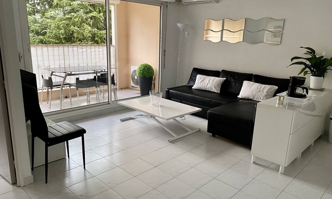 Sanary-sur-Mer Apartment | BEAUTIFUL APARTMENT IN CLOSED RESIDENCE NEAR DOWNTOWN