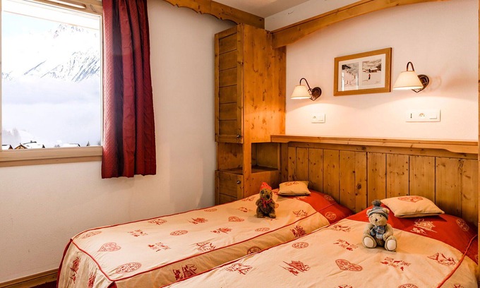 La Toussuire Apartment | Beautiful apartment for 8 people with WIFI, pool, TV, balcony and pets allowed