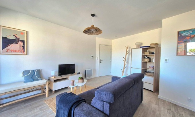 Saint-Coulomb Apartment | Beautiful apartment with balcony and garden